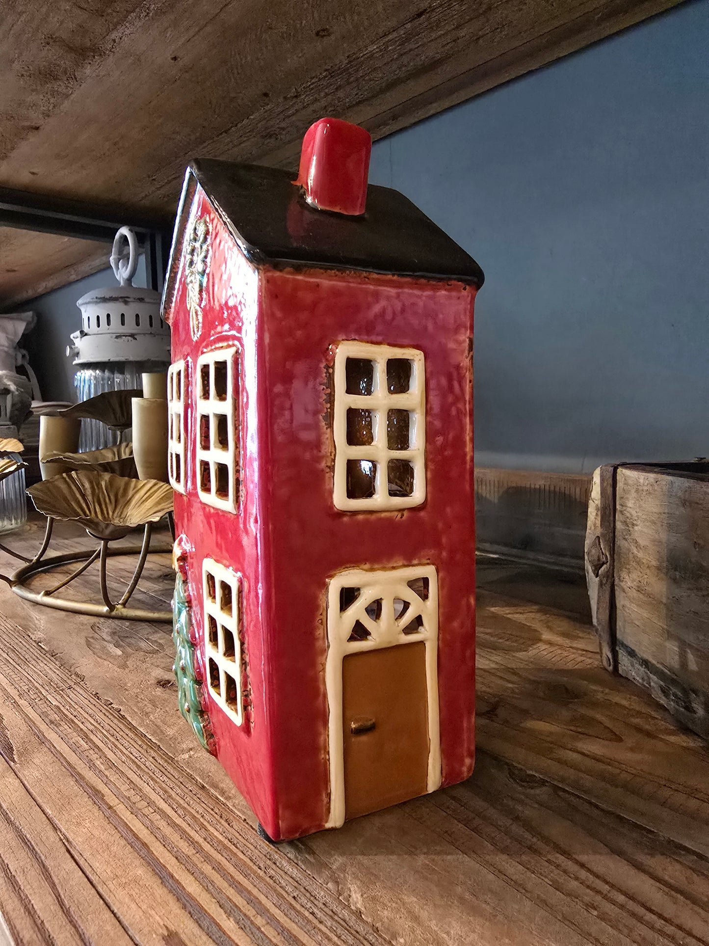 Keramikhaus, Teelichthalter, rot, grüner Weihnachtsbaum, Kranz oben