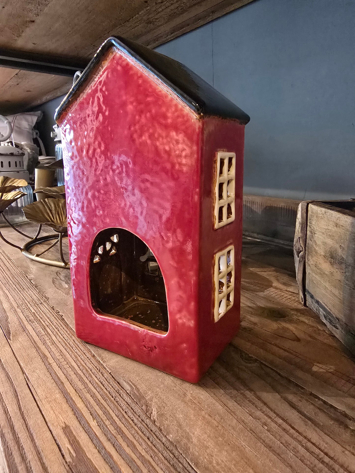 Keramikhaus, Teelichthalter, rot, grüner Weihnachtsbaum, Kranz oben