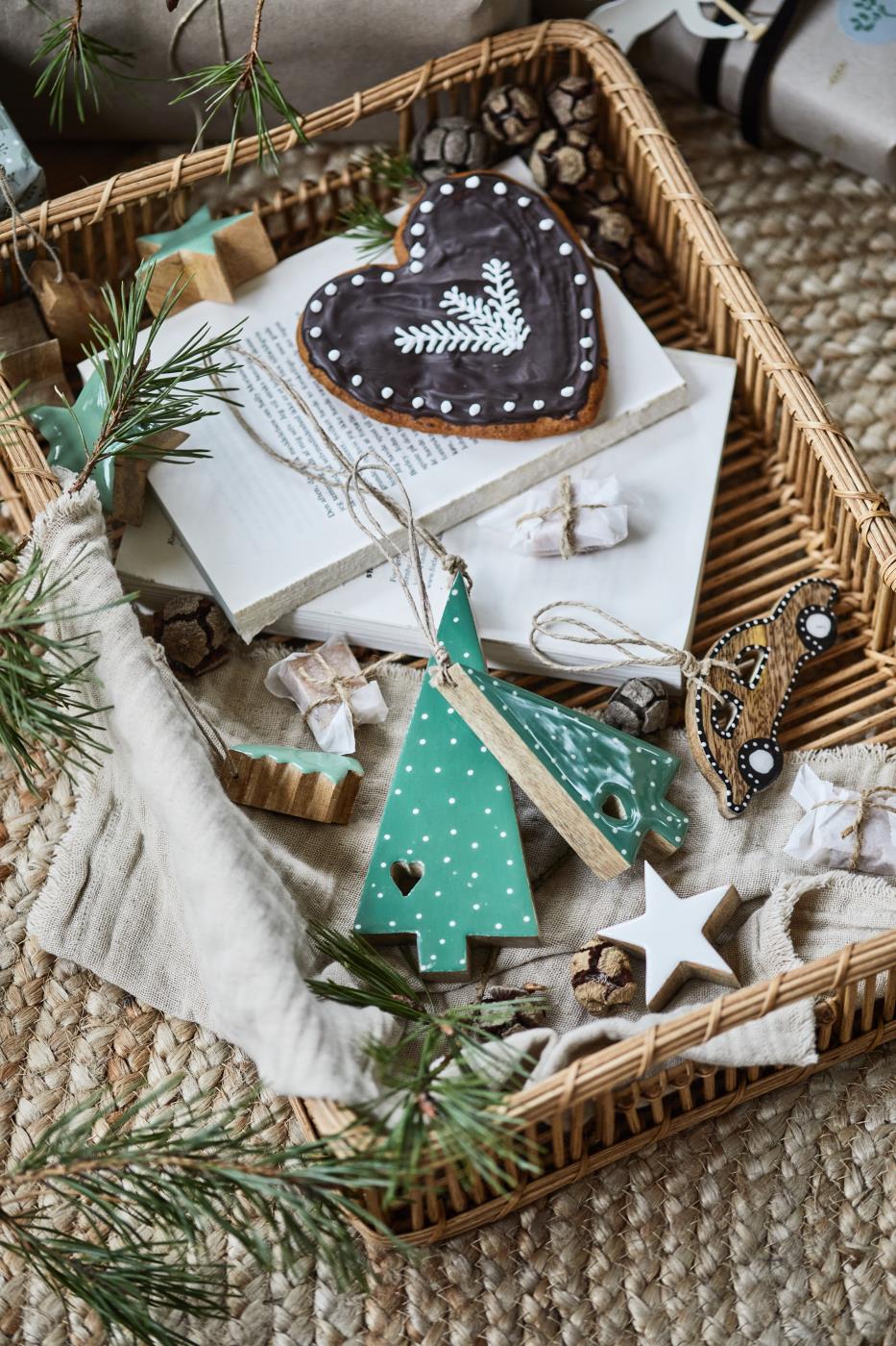 Anhänger Baum, Mangoholz, grün, weiße Punkte, groß