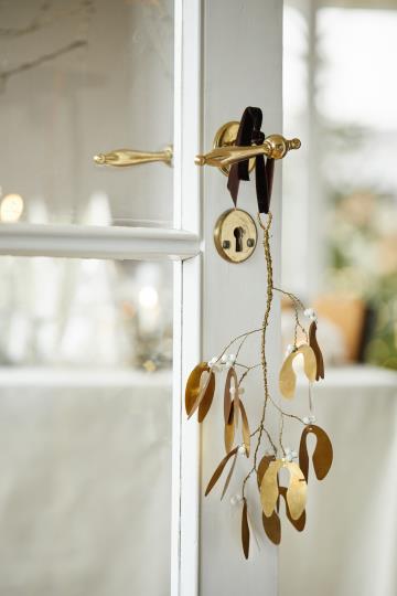 Anhänger, Mistelzweig Gloria, gold, weiße Perlen, groß