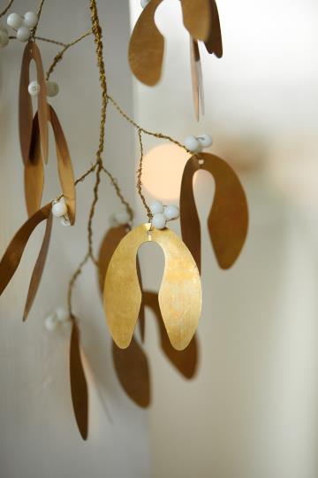 Anhänger, Mistelzweig Gloria, gold, weiße Perlen, groß