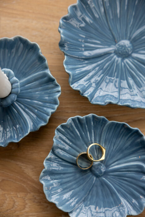 Großer Dekoteller Blomster, Blütenform, blau von Storefactory