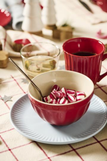 Tasse mit Rillen, Steingut, erdbeerrot