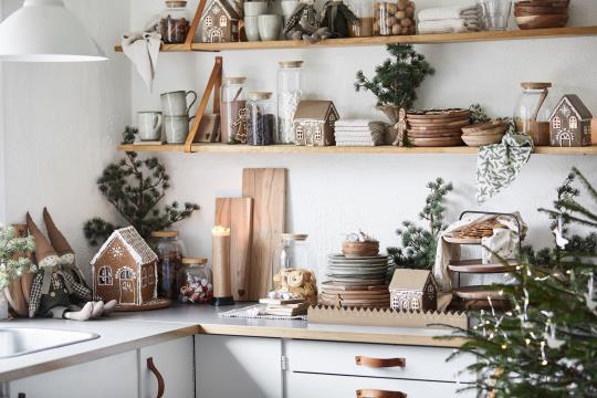 Kerzenhaus braun, Lebkuchenhaus Optik, mit Schneekristall, Keramik, lasiert