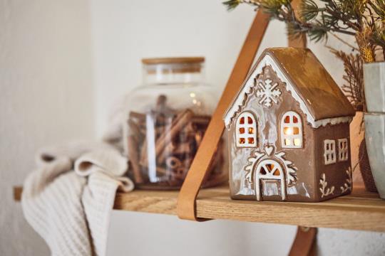 Kerzenhaus braun, Lebkuchenhaus Optik, mit Schneekristall, Keramik, lasiert