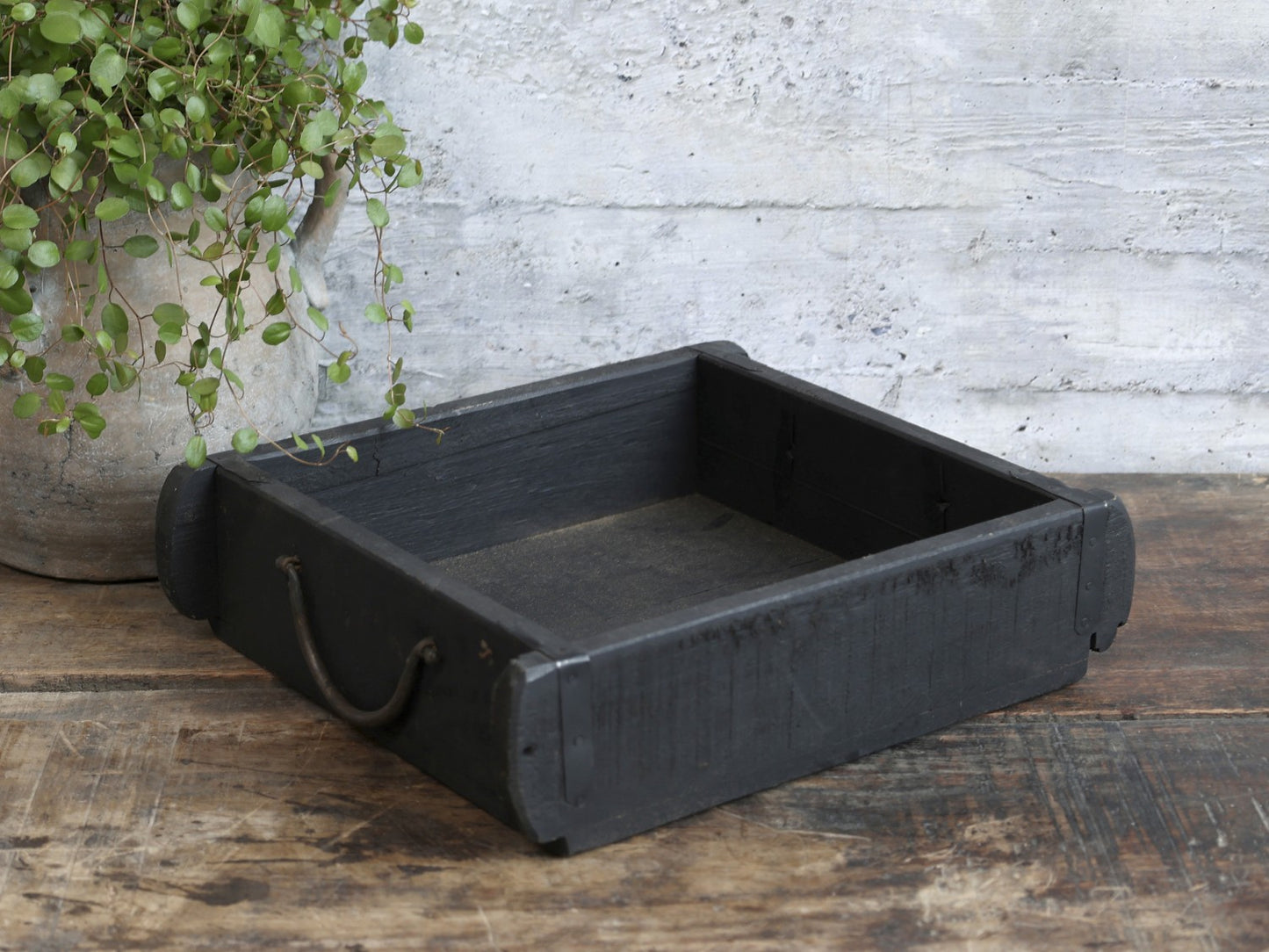 Tablett aus alten Ziegelformen, Holztablett, schwarz mit Metallgriffen