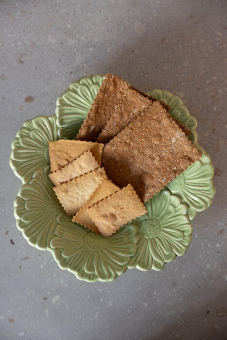 Großer Dekoteller Äng, mehrere Blüten, grün von Storefactory