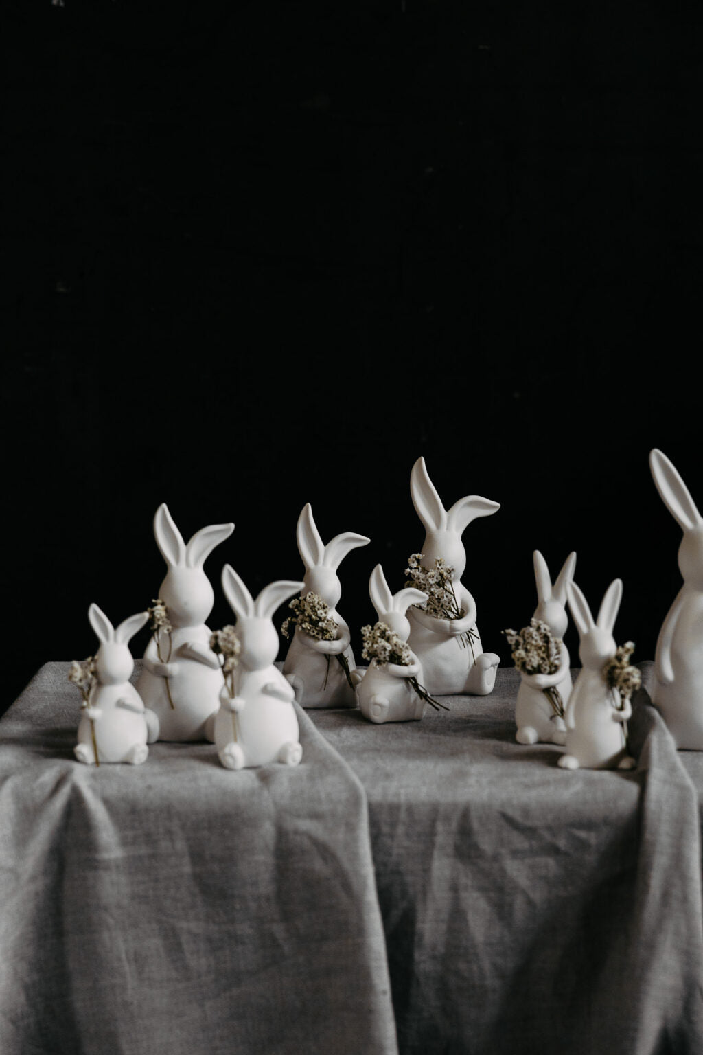 Osterhase Emilia, stehend, mittel, Keramik von Storefactory