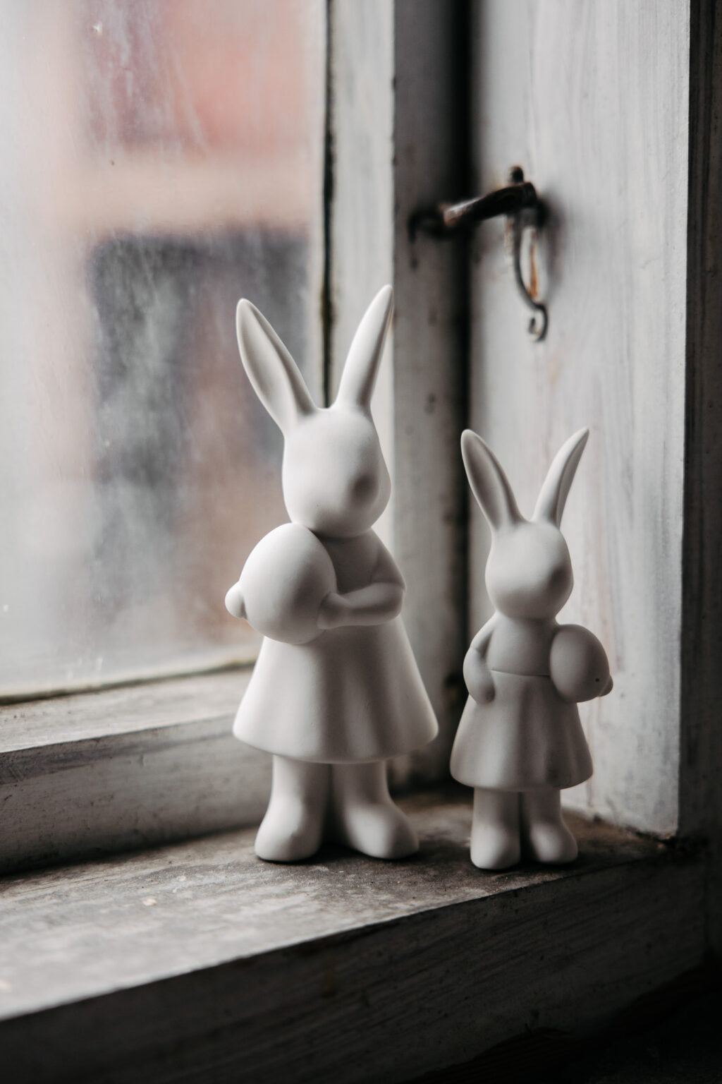 Osterhase Ester, stehend, mit Ei, Keramik von Storefactory