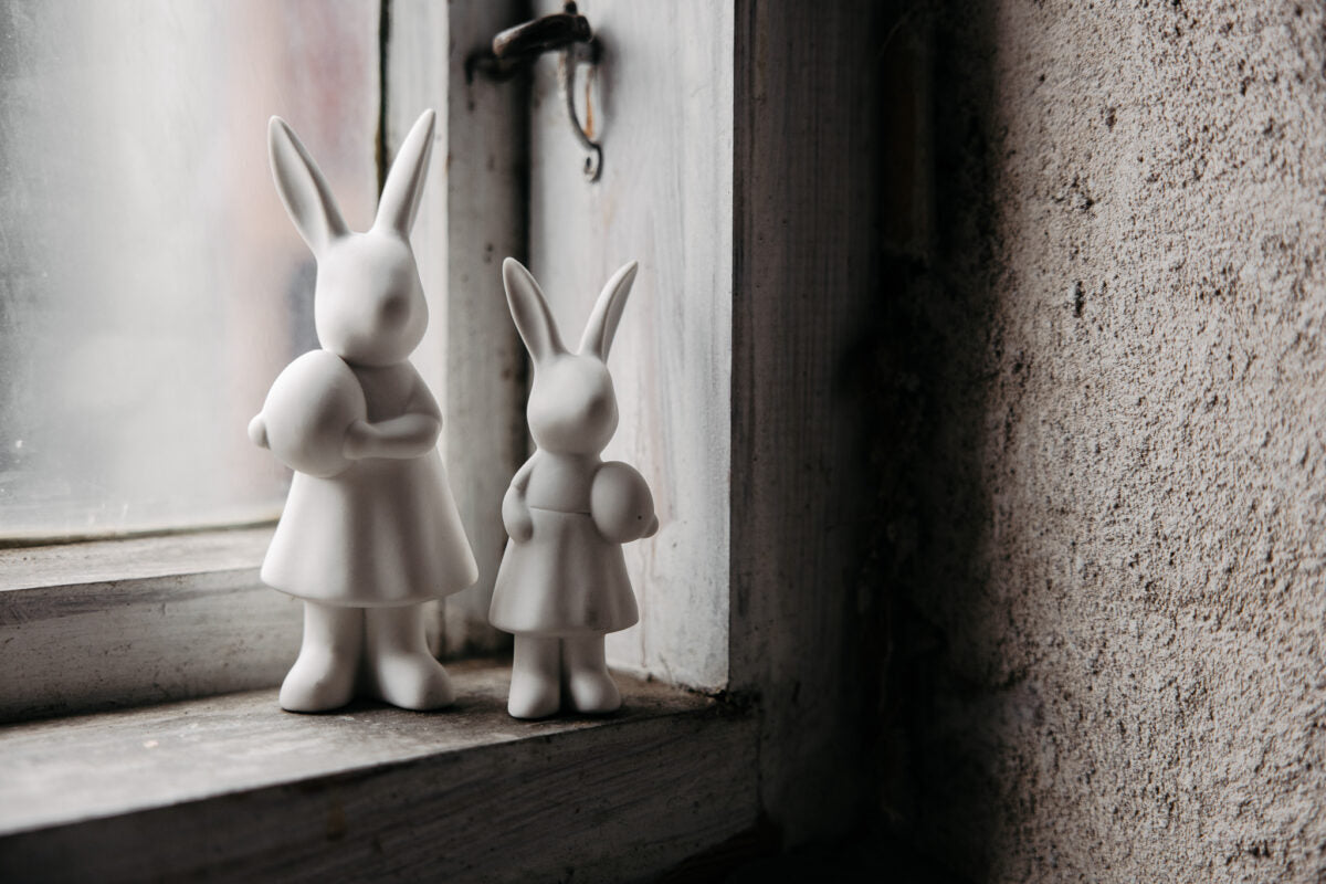 Osterhase Ester, stehend, mit Ei, Keramik von Storefactory