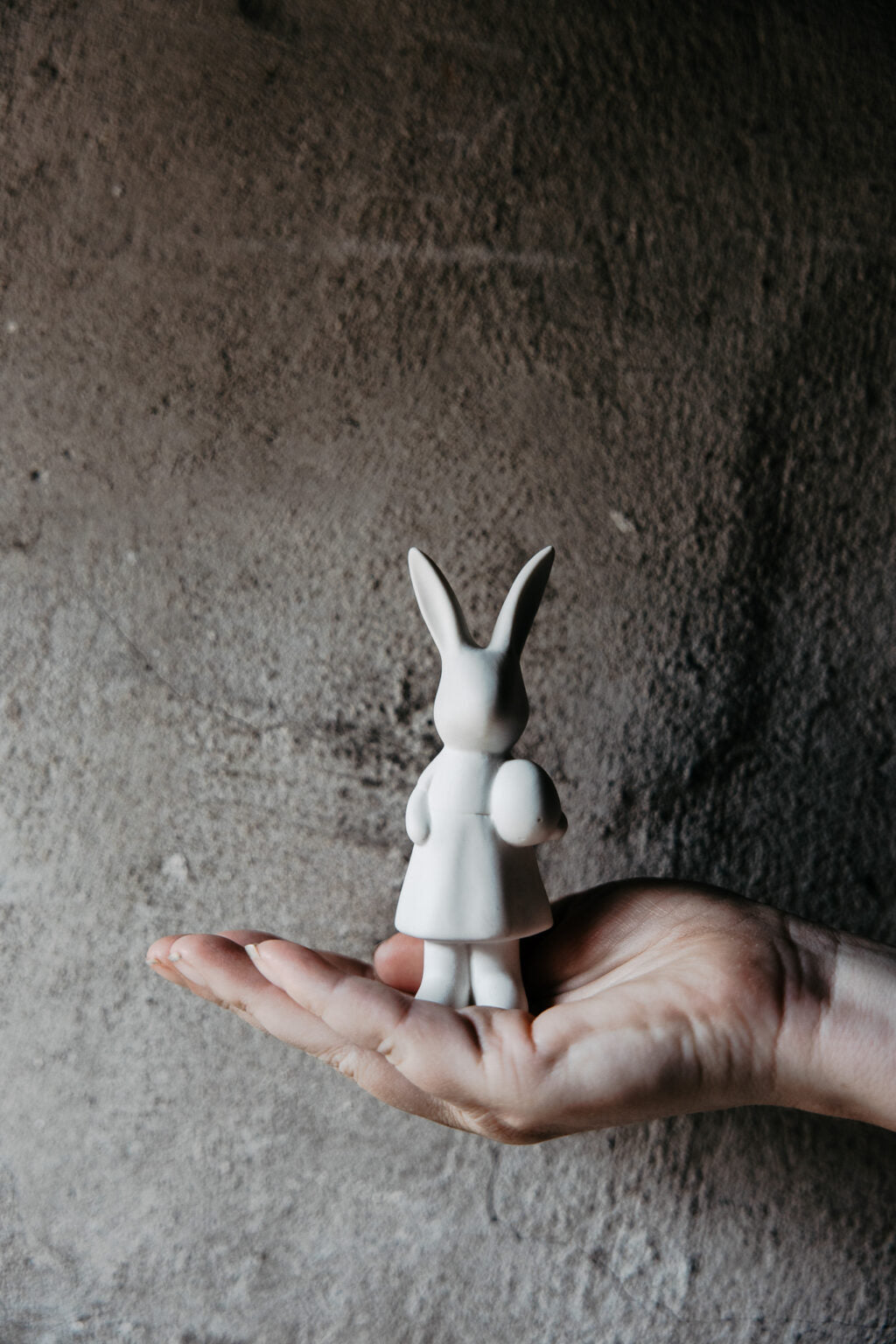 Osterhase Ester, stehend, mit Ei, Keramik von Storefactory