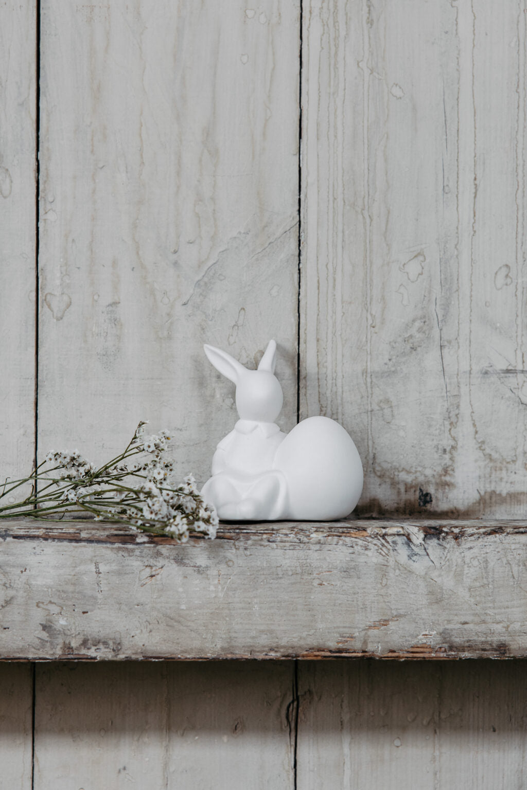 Osterhase Ella, mit Ei, Keramik von Storefactory