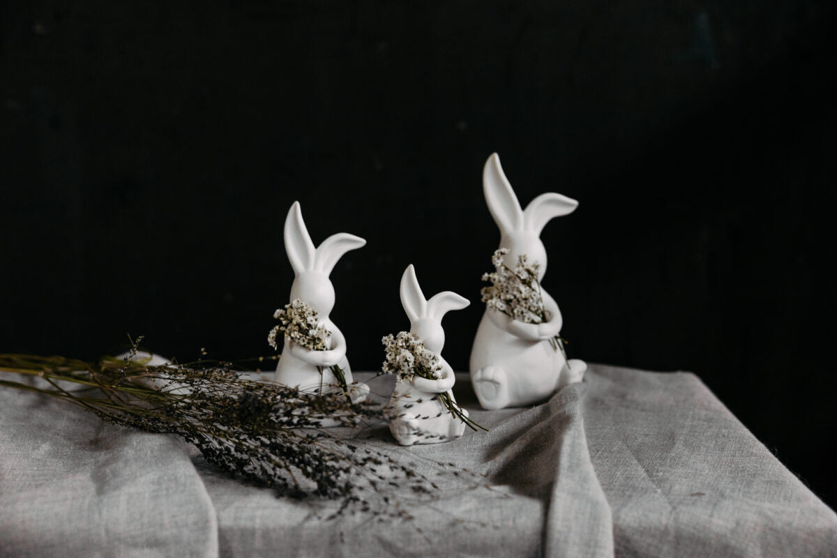 Osterhase Elias, weiß, Keramik, stehend, klein von Storefactory