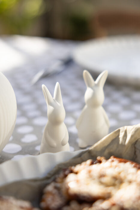 Osterhase Freja, weiß, Keramik von Storefactory