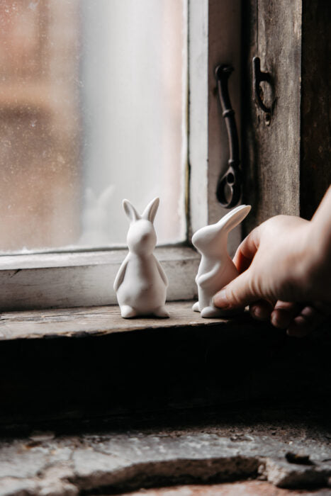 Osterhase Freja, weiß, Keramik von Storefactory