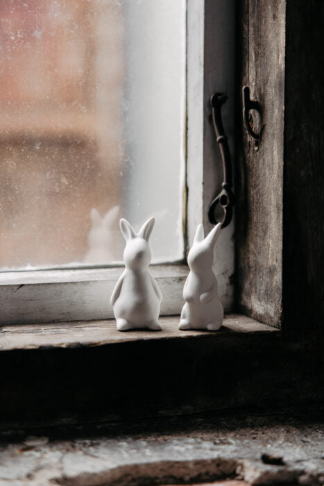 Osterhase Freja, weiß, Keramik von Storefactory