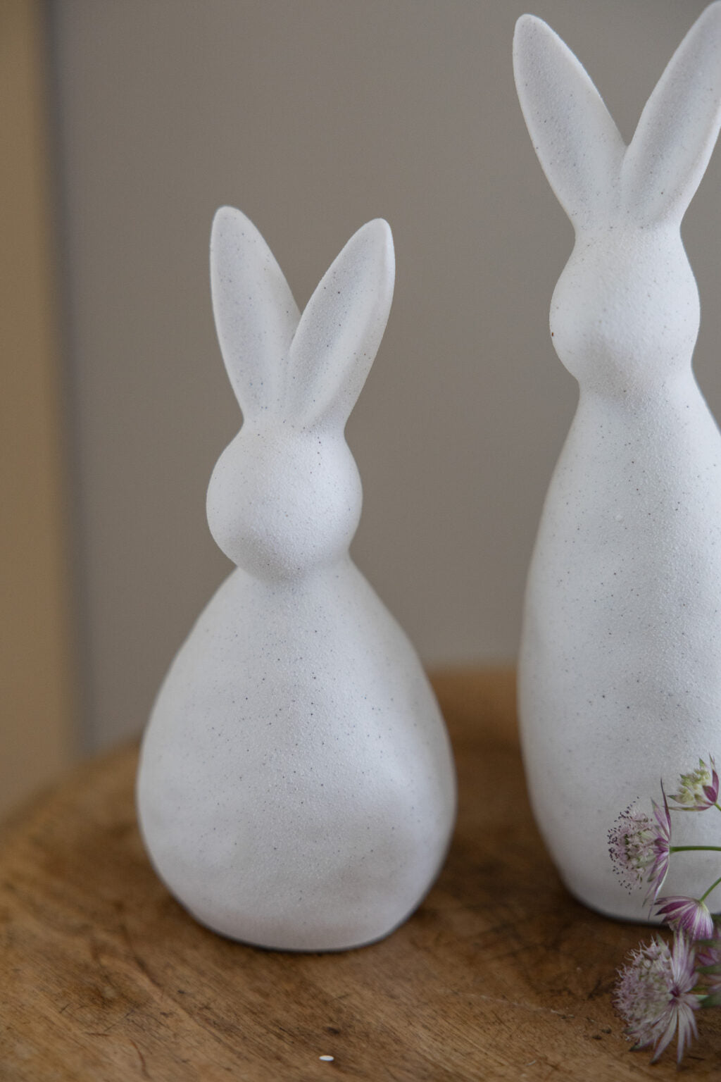 Osterhase Alma, weiß, Keramik, stehend von Storefactory