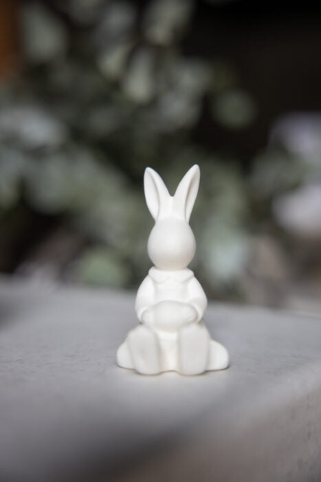 Osterhase Signe, sitzend, weiß von Storefactory