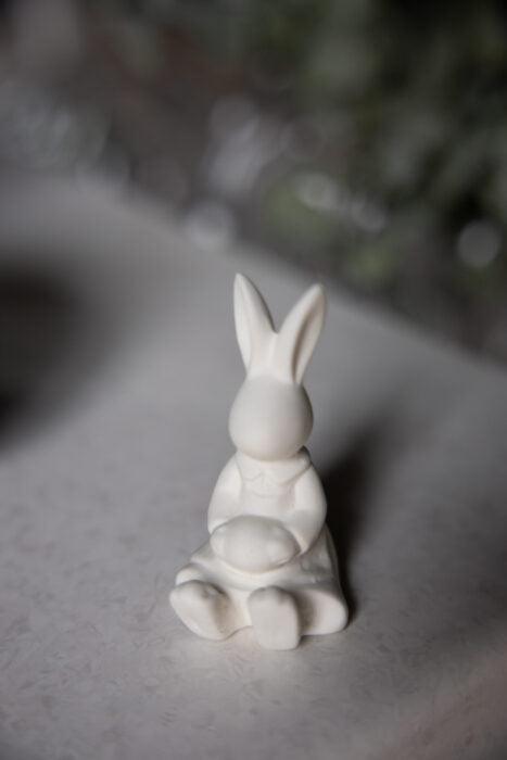 Osterhase Signe, sitzend, weiß von Storefactory