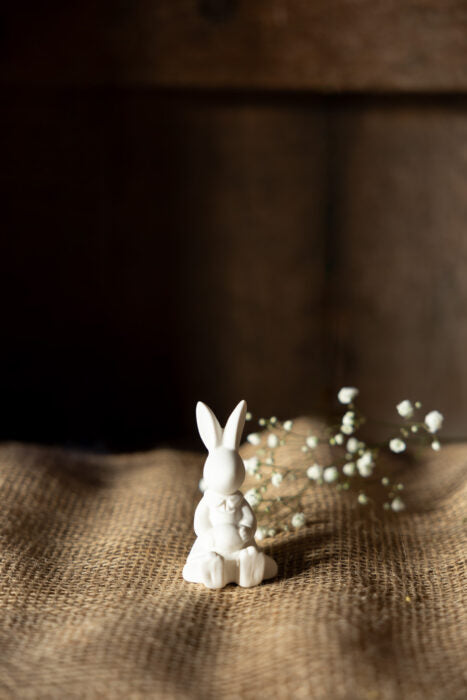 Osterhase Signe, sitzend, weiß von Storefactory