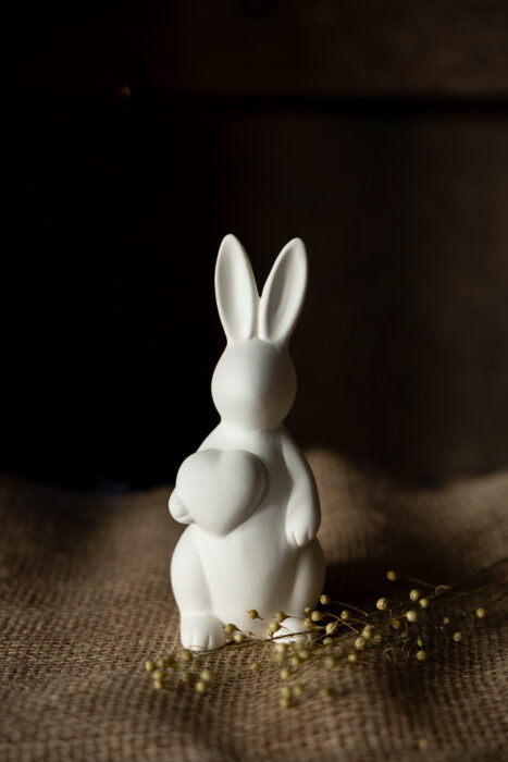 Osterhase Olivia, klein, weiß, stehend, Keramik von Storefactory