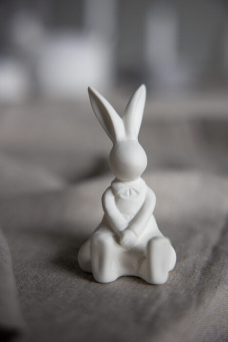 Osterhase Sally, sitzend, weiß von Storefactory