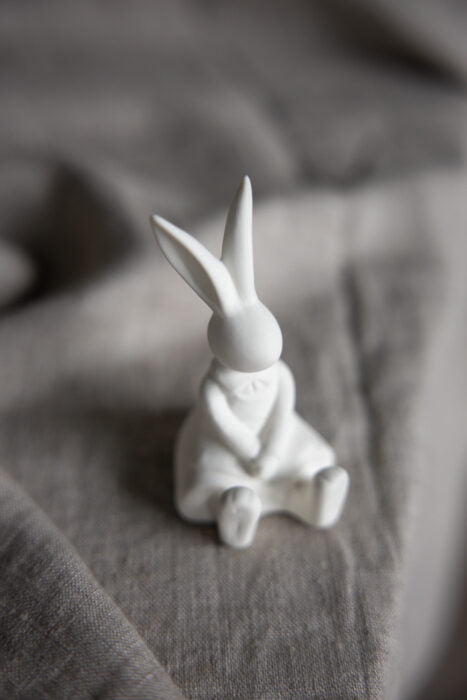 Osterhase Sally, sitzend, weiß von Storefactory