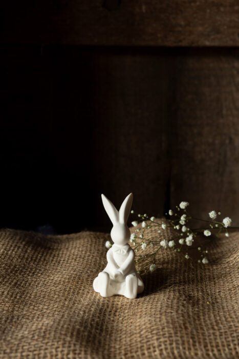 Osterhase Sally, sitzend, weiß von Storefactory