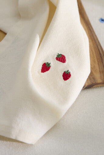 Stoffserviette Summer Vibes, 3 Erdbeeren, leinenfarben 40x40cm