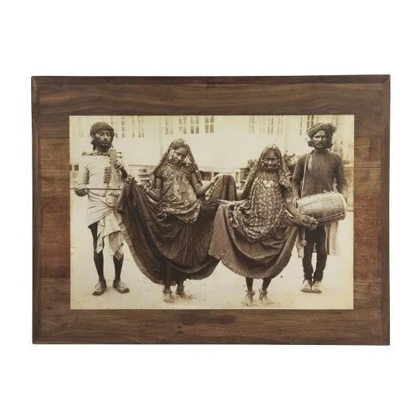 Bild auf Holz, tanzende indische Mädchen & Musiker von Ib Laursen