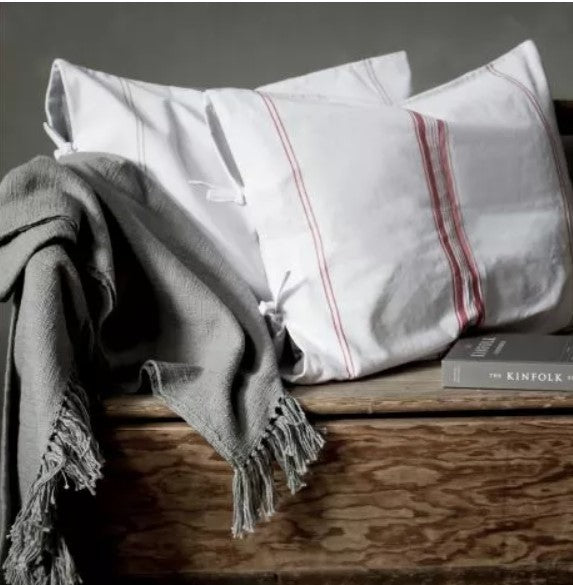 Kissen Storefactory Faro, weiß mit roten Streifen, 60 x 50cm