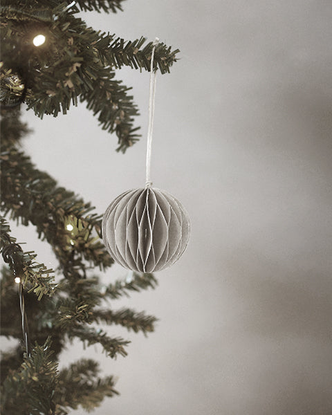 Papierkugel Bona, Faltkugel, Weihnachtskugel, hell grau, groß