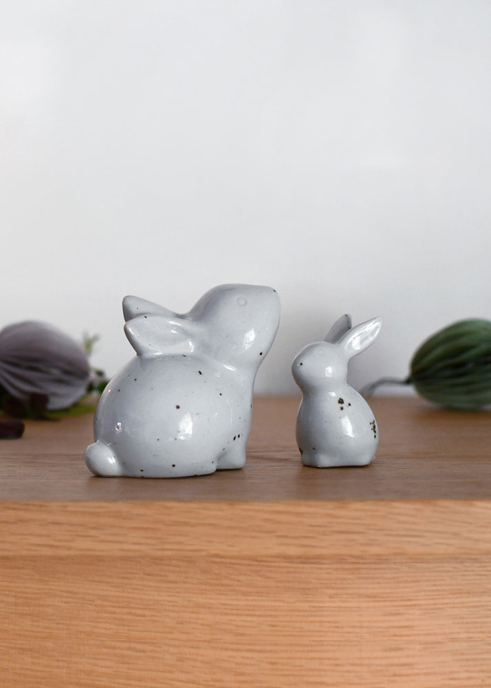 Osterhase Vera, Keramik, grau, klein, sitzend