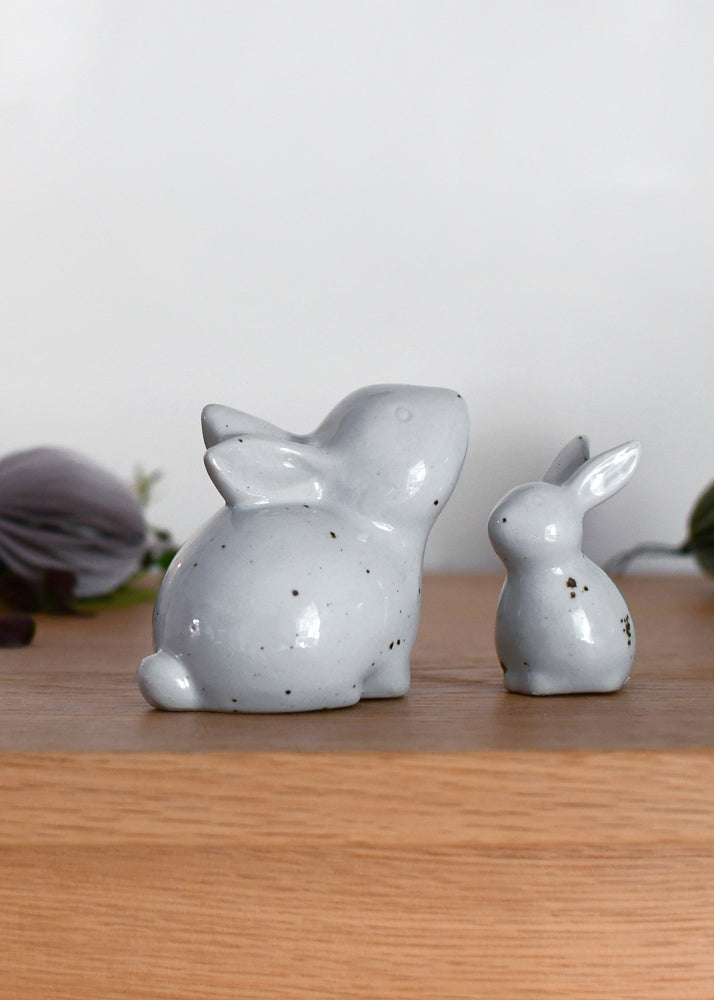 Osterhase Stina, Keramik, grau, groß, sitzend, gesprenkelt
