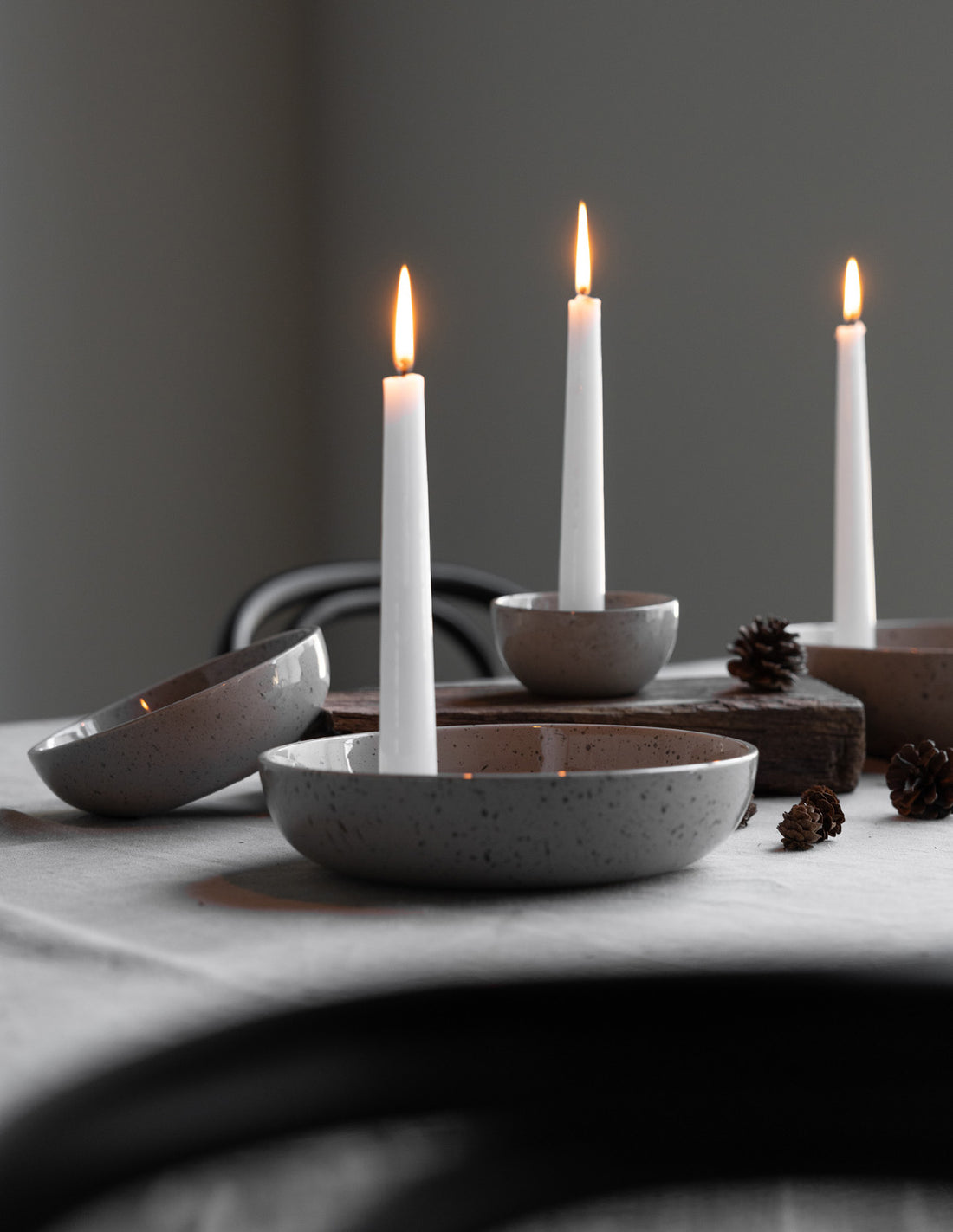 Eine Ansicht der aktuellen Lidatorp Serie: glänzend lasiert in hell grau mit Sprenkeln. Lidatorp sind Kerzenchalen aus Schweden.