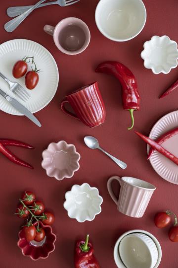 Tasse mit Rillen, Steingut, erdbeerrot