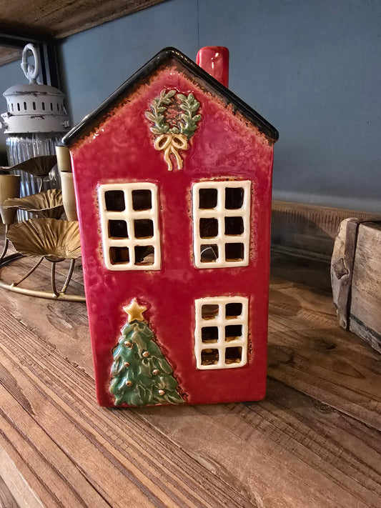 Keramikhaus, Teelichthalter, rot, grüner Weihnachtsbaum, Kranz oben