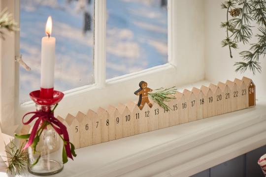 4er Set - Holzkalender 1-24, Adventskalender: stehender Gardist, Lebkuchenmann, Gans und Weihnachtsauto