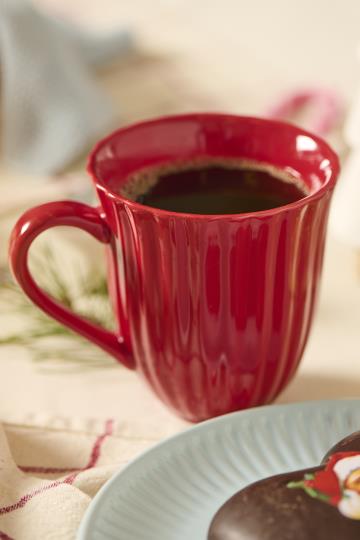 Tasse mit Rillen, Steingut, erdbeerrot