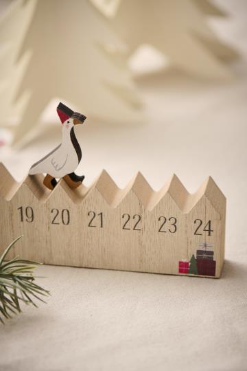 4er Set - Holzkalender 1-24, Adventskalender: stehender Gardist, Lebkuchenmann, Gans und Weihnachtsauto