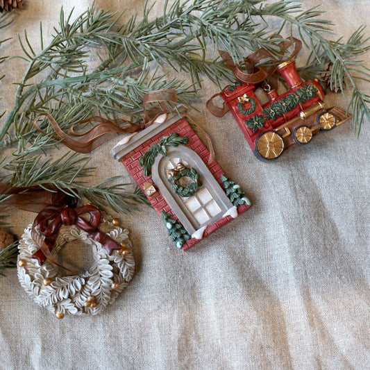 Anhänger Noël, 3er Set, Lok, Türkranz und dekorierte Haustür