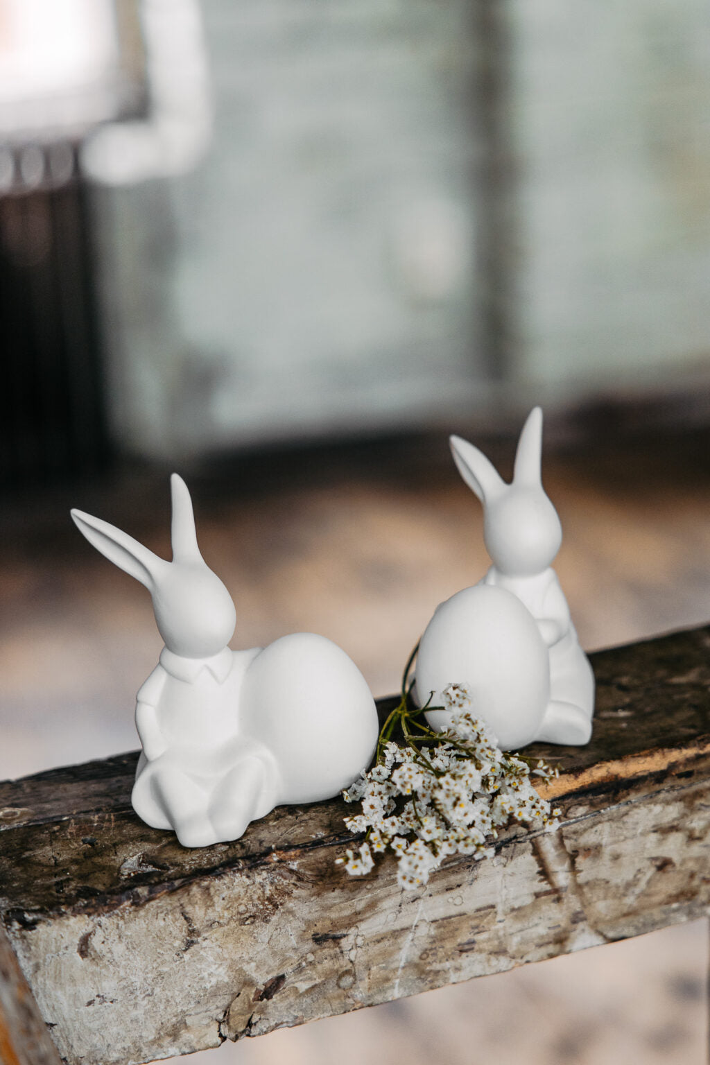 Osterhase Otto, sitzend, mit Ei, Keramik von Storefactory