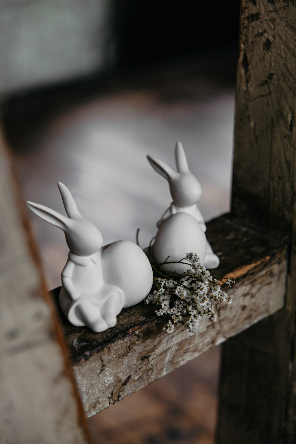 Osterhase Otto, sitzend, mit Ei, Keramik von Storefactory