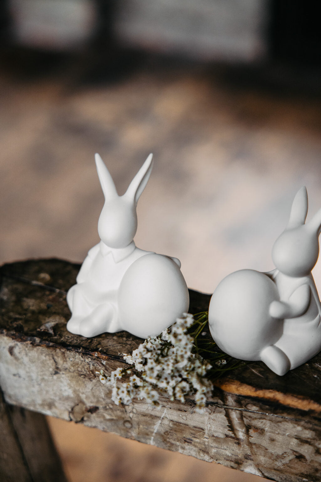 Osterhase Otto, sitzend, mit Ei, Keramik von Storefactory