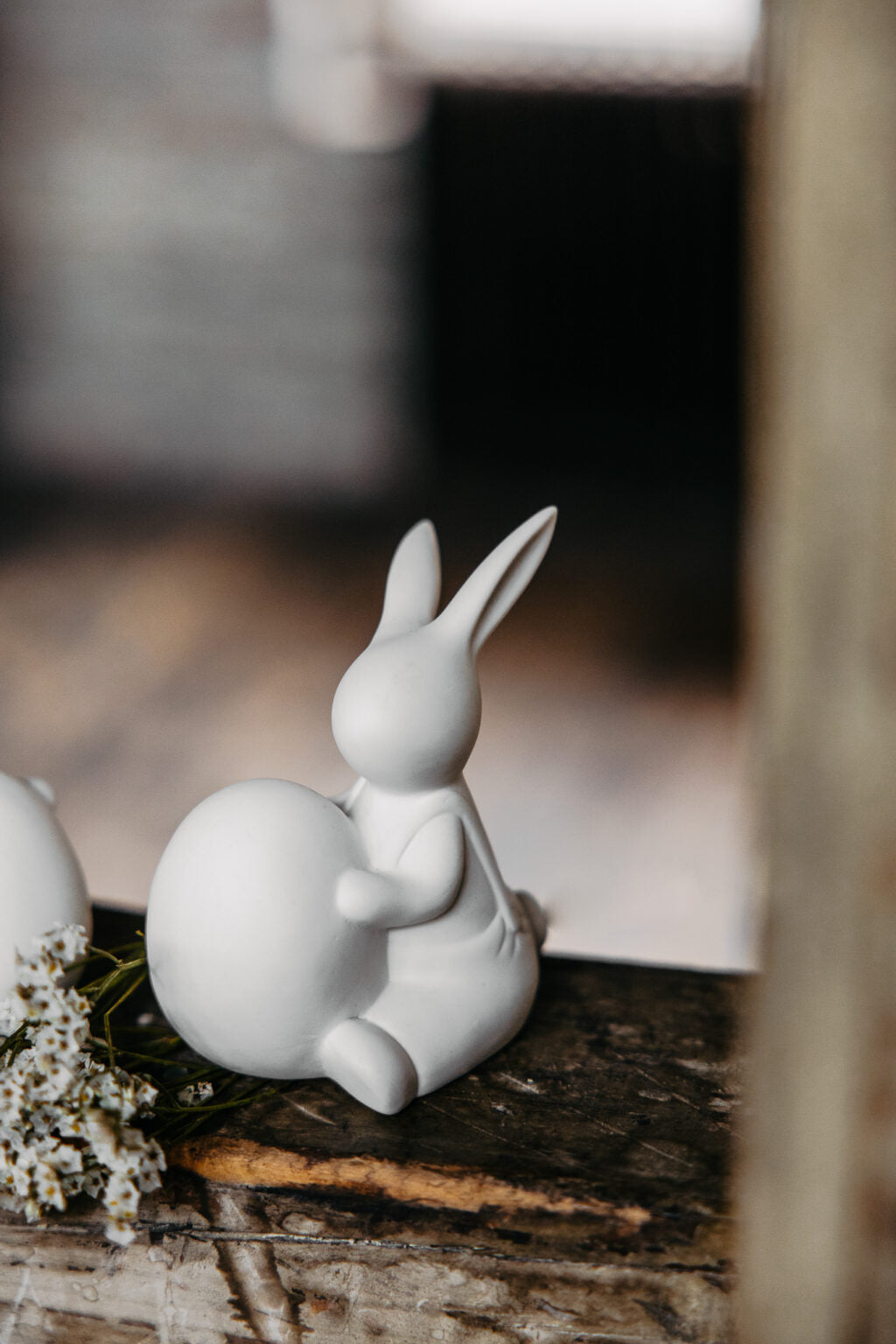Osterhase Otto, sitzend, mit Ei, Keramik von Storefactory
