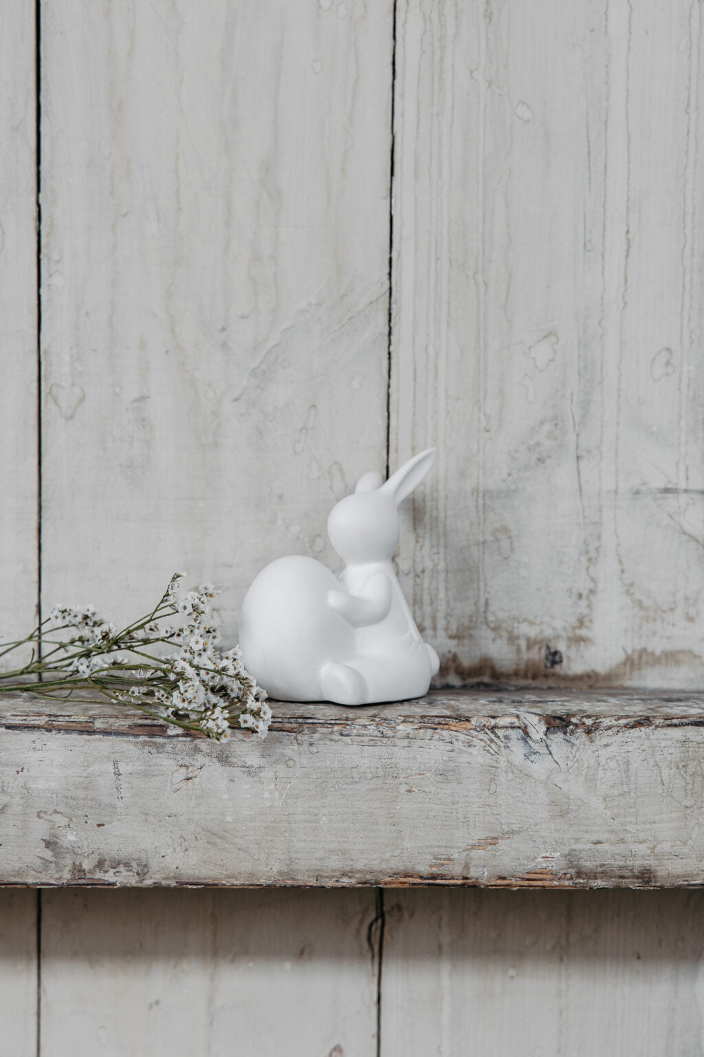 Osterhase Otto, sitzend, mit Ei, Keramik von Storefactory
