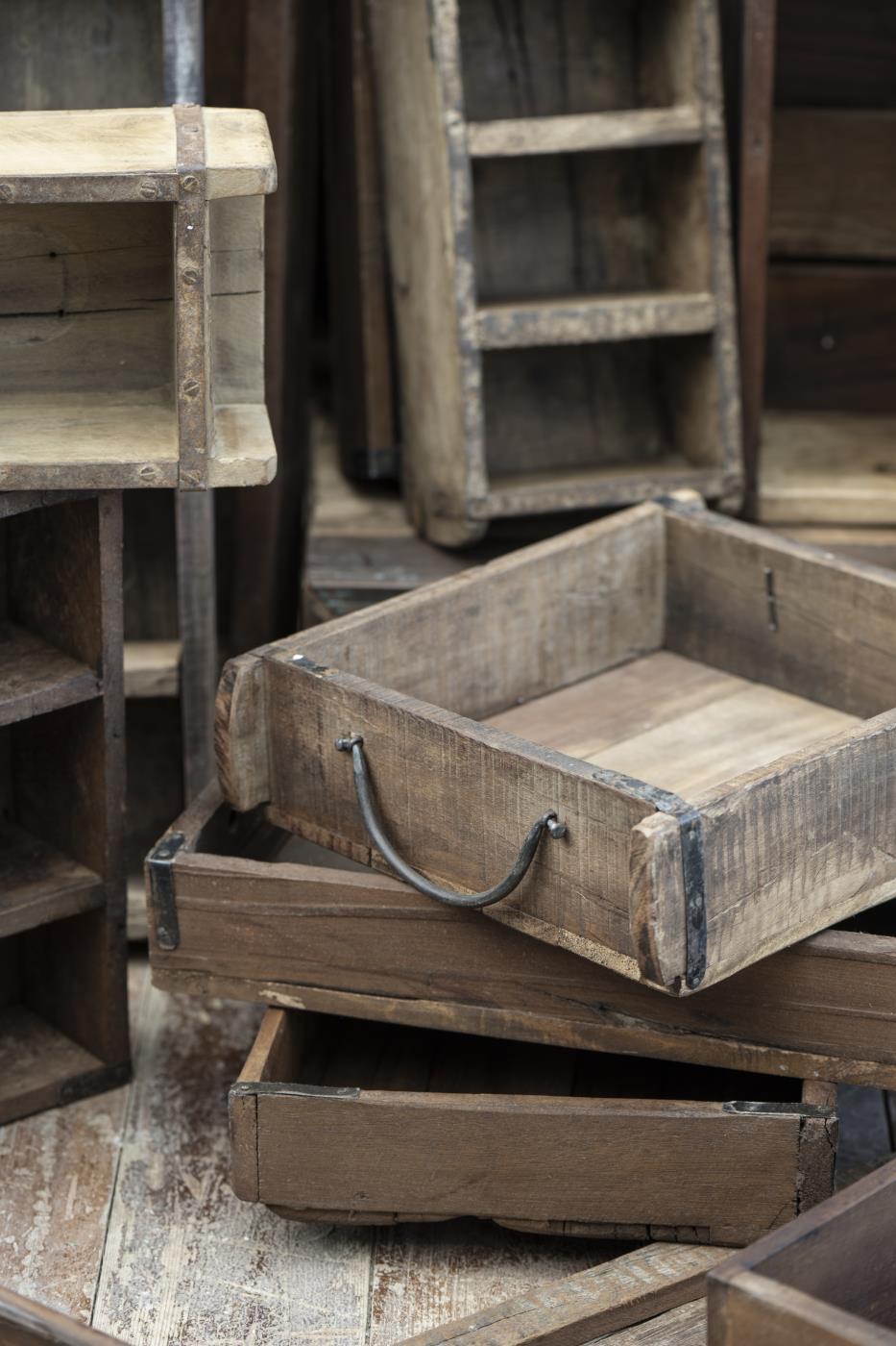 Box aus Vintage Holz mit Metallbeschlägen