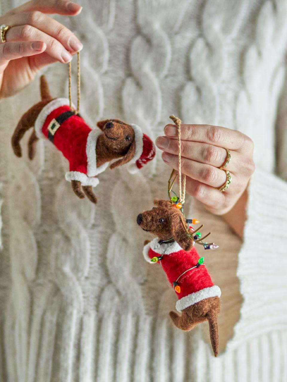 Hundeduo, Ornament Monty, 2 braune Hunde, Weihnachtsoutfit