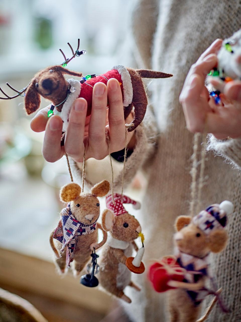 Hundeduo, Ornament Monty, 2 braune Hunde, Weihnachtsoutfit