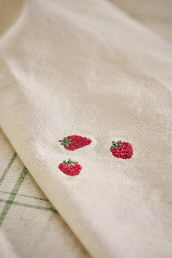 Stoffserviette Summer Vibes, 3 Erdbeeren, leinenfarben 40x40cm